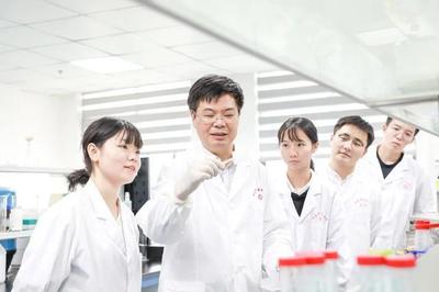 岐黄星光耀杏林 彭清华教授荣获2021年岐黄学者，激发医药技术新动能